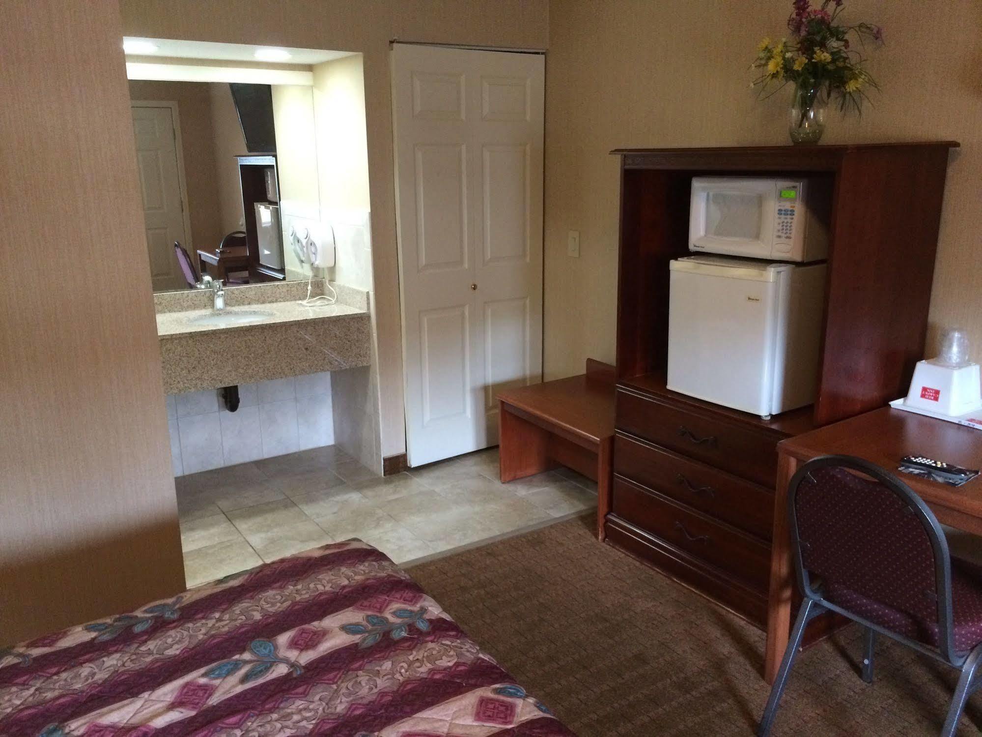 Red Carpet Inn West Springfield Bagian luar foto